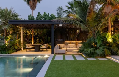 The Most Beautiful Poolside Flower Arrangements For Luxury Outdoor Spaces