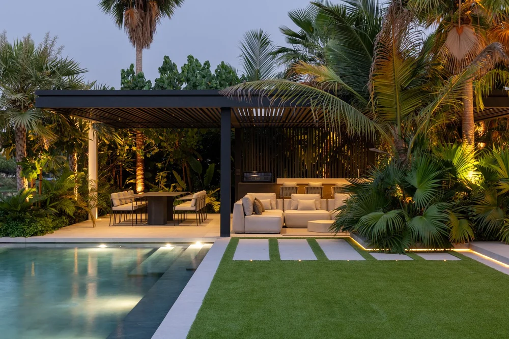 The Most Beautiful Poolside Flower Arrangements For Luxury Outdoor Spaces